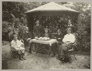Familieportret van de familie Kessler-de Lange  in de tuin