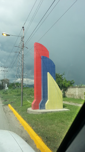 Escultura Tricolor Santa Cruz