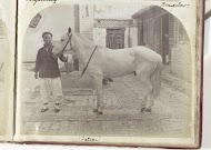 Portret van een man met een paard aan de hand, genaamd Falcon