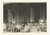 Drie Duitse soldaten op een terras