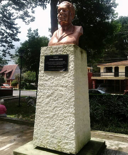 Busto Leonardo Pasquel