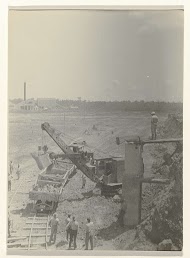 Het vervoeren van bauxiet in Moengo