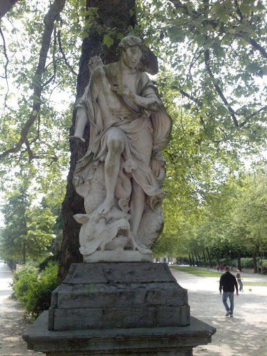 Statue in Parc Royal