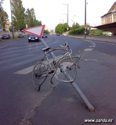 [bici-aplastada[4].jpg]