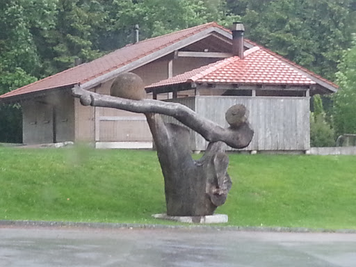 Skulptur am Waldrand