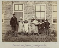 Portret van familie van Joosse in Zeeuwse klederdracht