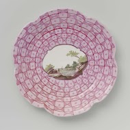 Schaal met een veelkleurig landschap in een medaillon uitgespaard in een geometrisch patroon