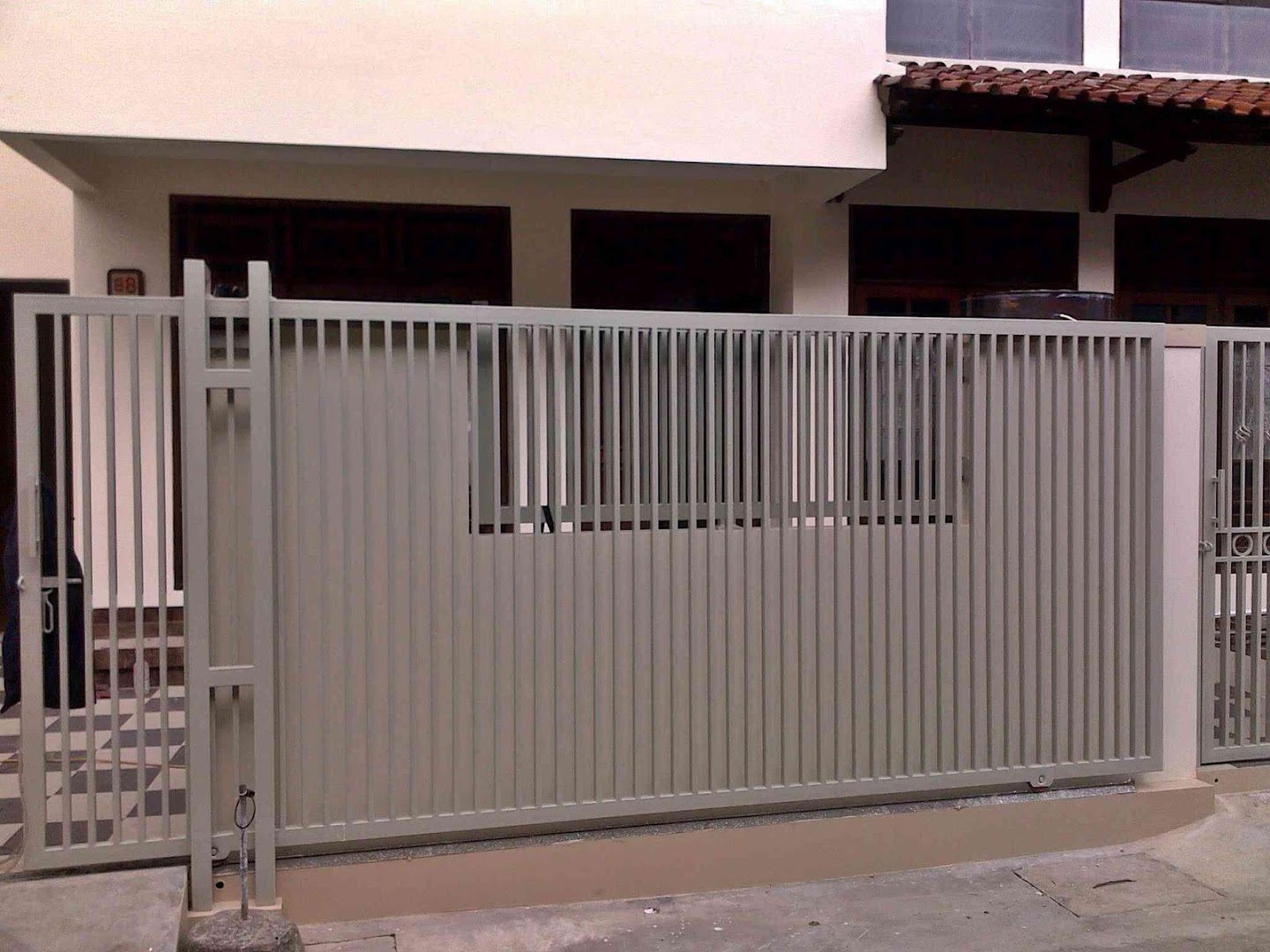 beberapa model contoh  pintu  pagar besi  minimalis 