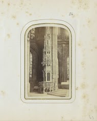 Tabernakel van de Sint-Laurentiuskerk in Neurenberg met onderaan het beeld van Adam Kraft