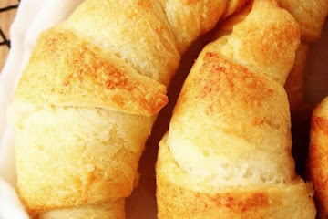 Easy Cheesy Garlic Crescent Rolls