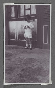 Tiny Kleiterp staand voor een huis in Adiwerna op Java