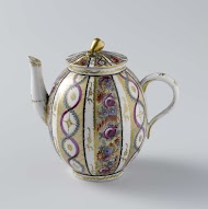Teapot with vertical borders