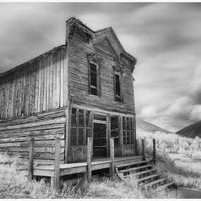Hotel Ashcroft by George Kremer - Black & White Buildings & Architecture ( b&w, infrared, abandonded, rocky mountains, colorado, ghost town, long exposure, old building, , black and white, landscape )