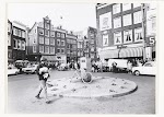 Robert Jasper Grootveld bij het Lieverdje op het Spui te Amsterdam, Cor Jaring, 1966