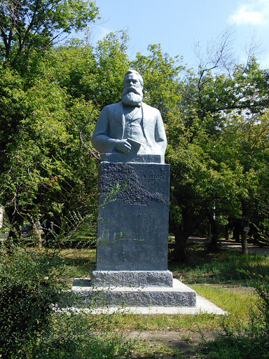 Памятник Фридриху Энгельсу