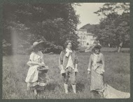 Drie gekostumeerde mensen voor landgoed Pauw