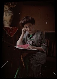 Vrouw achter leestafel