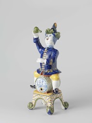 Decoratief object: man met fles in hand, op ton