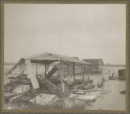 Verwoeste schuur op ondergelopen land in een buitenwijk van Parijs