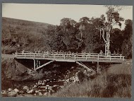 Militairen op een brug