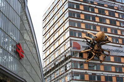 Giant Mechanical Spider Appears Liverpool JkuimsC8E4vl