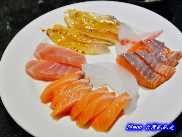 上閤屋~澎湖鮮魚季，新鮮生魚片、海鮮、牛排、螃蟹任你吃到飽，還有啤酒、紅酒無限暢飲