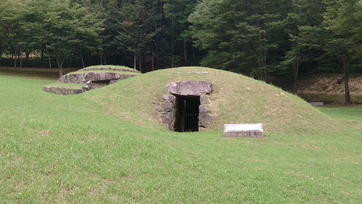 箕谷古墳群 (Miidani Kofun Burial Mounds)