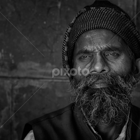 Untold Look (B&W) by Tun Toms - People Street & Candids