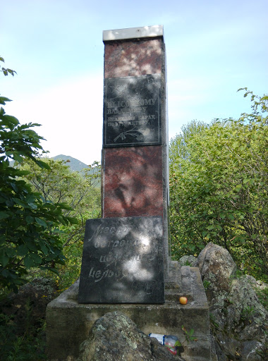 Памятник Высоцкому в селе Бене