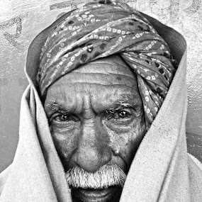 watching by Shashank Sharma - People Portraits of Men ( b&w, age, old man, people, eyes )