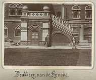 Twee mannen bij de deur van de drukkerij van de synode van de Russisch orthodoxe kerk.