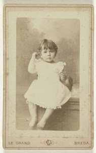 Studioportret van klein meisje in een witte jurk