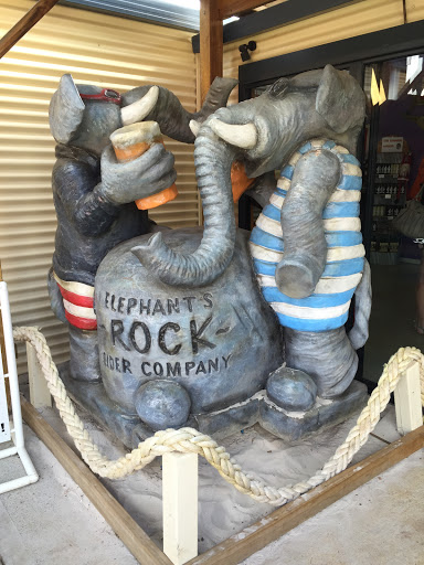 Elephants rocks cider statuette 