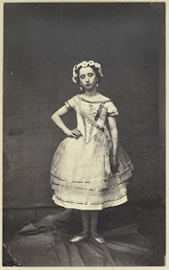 Portret van een meisje in tule