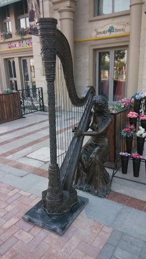 弹竖琴的女人