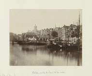 Gezicht op het Damrak met de Korenbeurs