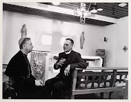 Mgr. Bär in gesprek met de Nederlandse aalmoezenier Wassenberg