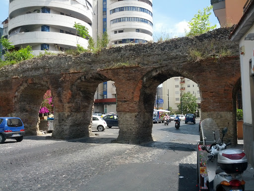 I Ponti Rossi - Acquedotto Romano - Napoli - Italia