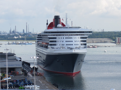 QM2 leaving Southampton in August 2010