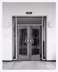 Toegangsdeuren naar vierde verdieping van centraal kantoor van Shell Pernis