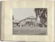 Nederlands gezin en bedienden poserend voor de woning van de gouverneur van Atjeh en Onderhorigheden in Kota Radja