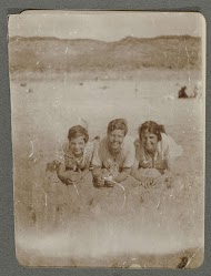 Portret van drie meisjes liggend op het strand bij Egmond aan Zee