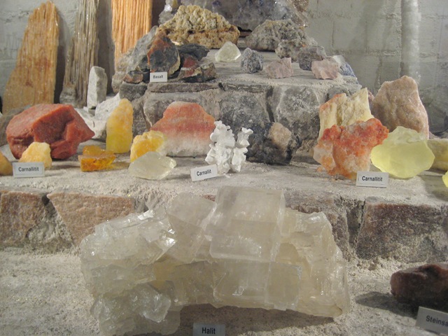 [Schauvitrine mit Salzkristallen[5].jpg]