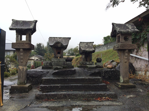 祠 (Shrine)