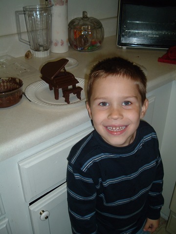 [20041123-8 Clyn with his chocolate piano[4].jpg]