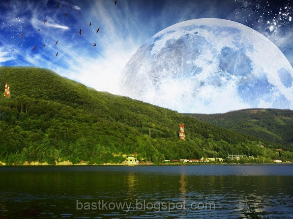 Idylliczny widok na jezioro i góry z dodanym w Photoshopie ogromnym księżycem w tle, który dominuje na niebie, i ptakami w locie, tworzącym nierealistyczny, lecz urzekający pejzaż.