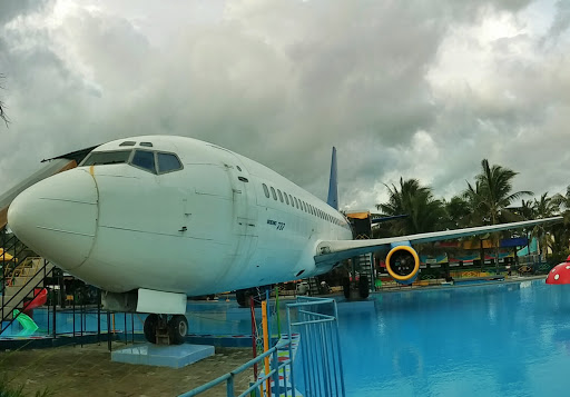 Boing 737 At The Pool