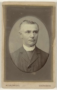 Studioportret van een man op middelbare leeftijd