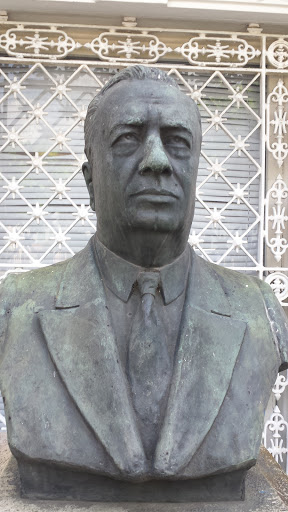 Busto José Gomes Lopes