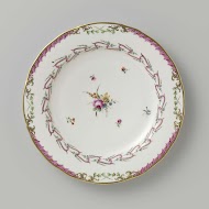 Bord, plat model, behorend bij een servies met geslingerd lintmotief met bladertakken, bloemboeketten en gestrooide bloemtakken